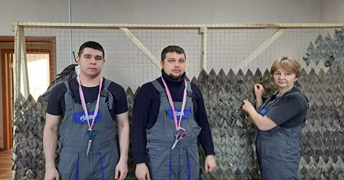 На фото: Члены профактива вяжут маскировочные сети - Артем Шестаков, электромонтёр по ремонту и обслуживанию электрооборудования; Иван Хромов, слесарь КИПиА; Лариса Ишкова, председатель ЦПО Парабельской ПП (фотография Ирины Галимовой)
