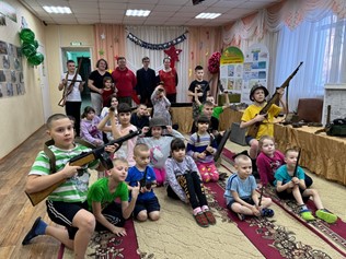 На фото: Участники урока-экскурсии, воспитанники подшефного дома "Друг"  (фотография Екатерины Ивченко)