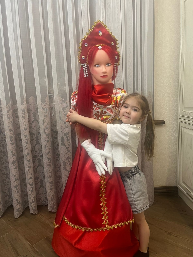 Эта красотка была изготовлена бухгалтером Майкопского ЛПУМГ Анной Неловкиной. За свою куклу она была награждена грамотой от Администрации города. 