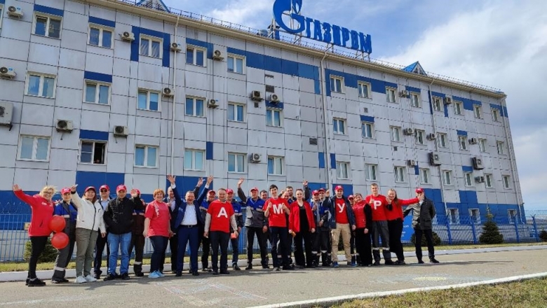 На фото: Совместное фото участников мероприятия на фоне ЛПУ (фотография Максима Дудина)