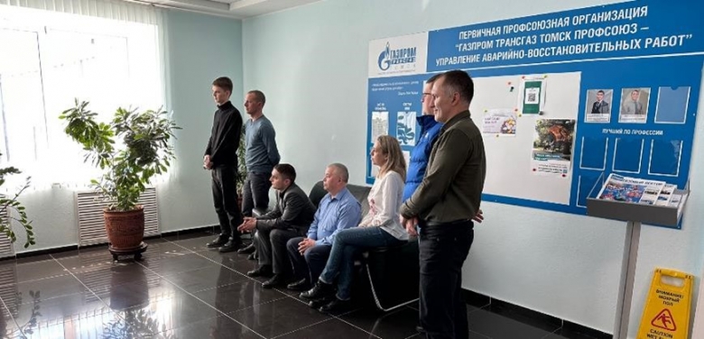 На фото: работники УАВР на кинопоказе (фотография Альфии Бурлаченко)
