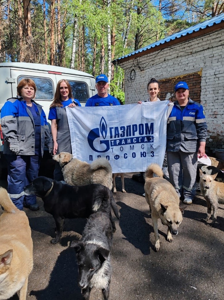 На фото: работники Новокузнецкого ЛПУМГ в приюте «Шанс на жизнь» (фотография Александра Алюханова)