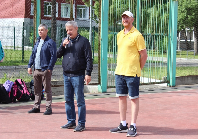 На фото: Валерий Шахов, начальник Омского ЛПУМГ, Владимир Дитлер, председатель ППО. приветствуют участников праздника (фотография  Елены Зиновьевой)