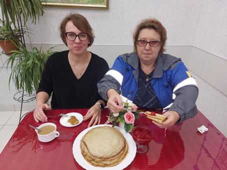 На фото: Мария Болобан и Ольга Кляйн прбуют малиновое варенье с блинами  (фотография Татьяны Гринвальд)