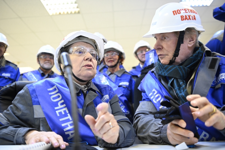 На пульте ГП №2 ЯНГКМ Валентина Бантеева и Сергей Пашин