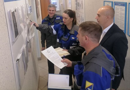 На фото: Рабочие моменты АПК 3 уровня в службе технологической связи Новокузнецкого ЛПУМГ (фотография Алексея Гладкова)