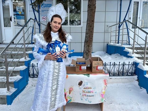 На фото: Снегурочка порадовала всех желающих вкусным мороженым на палочке (фотография Татьяны Кручининой)