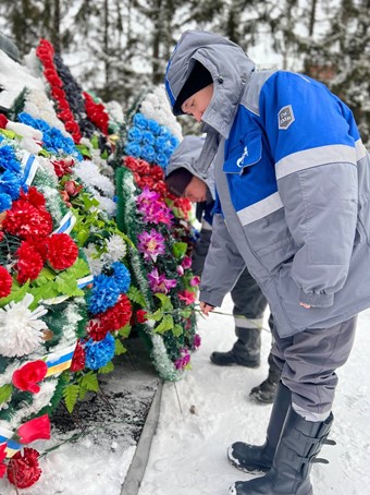 На фото: Возложение цветов на мемориальном комплексе с. Парабель (фото Татьяны Прокиной)