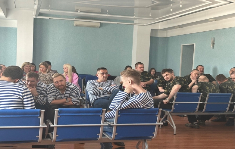 На фото: Команды обсуждают вопросы квиза (вотография Светланы Волковой)