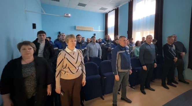 На фото: Минута молчания в память о погибших участниках СВО (фотография Ларисы Ишковой)