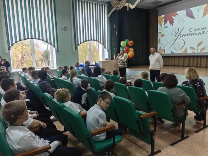 На фото: Урок мужества ведет Роман Коломин (фотография Анны Костиной)