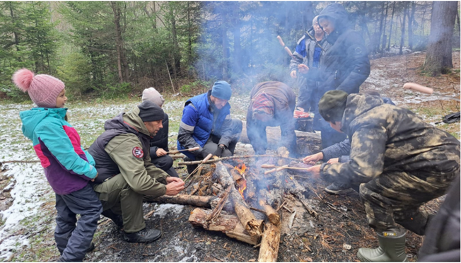 На фото: Участники мероприятия костра (фотография Лариса Ишкова)