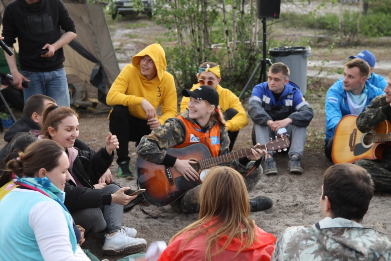 Песни под гитару в кругу коллег