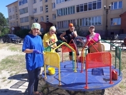 Юлия с коллегами на покраске детских площадок