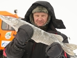 Виктор Залашков (УМТСиК) держит в руках самую большую рыбу дня