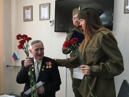 Председатель Совета ветеранов Анатолий Алешкин принимает поздравления