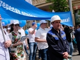 Газовики традиционно несли транспаранты и флаги