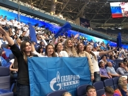Делегация нашего Общества поет гимн со всей страной