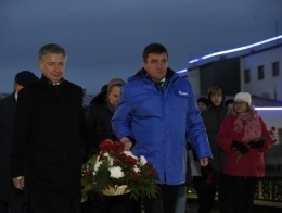 Олег Андреев, заместитель начальника Департамента ПАО «Газпром», и Олег Арно, генеральный директор ООО «Газпром добыча Ямбург» (справа), на церемонии возложения цветов памятнику первопроходцам Ямбурга
