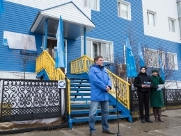 Олег Арно выступает на митинге присвоения промыслу имени Виктора Губина