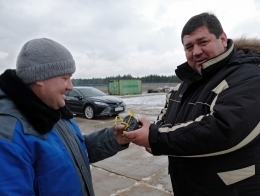 Торжественная церемония открытия нового участка Управления технологического транспорта и спецтехники в станице Митякинской. Начальник УТТ и СТ Владимир Диденко вручает символический замок контролеру участка Алексею Мрыхину
