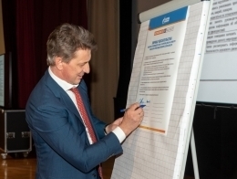 Главный инженер-первый заместитель генерального директора ООО «Газпром добыча Ямбург» Олег Николаев подписывает обязательства