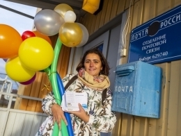 В конце дня Марина Чумакова поздравила работников ямбургского отделения Почты России с профессиональным праздником и передала для отправки собранную корреспонденцию