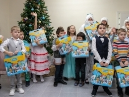 Дед Мороз и Снегурочка на утреннике в новоуренгойской специальной коррекционной школе № 18