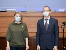 Лучший внутренний тренер по КБ Елена Стряхилева и заместитель генерального директора по управлению персоналом Валентин Крамар