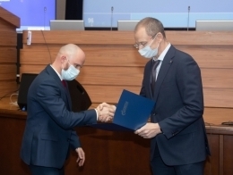 Один из лучших внутренних тренеров Николай Дубанич получает благодарность