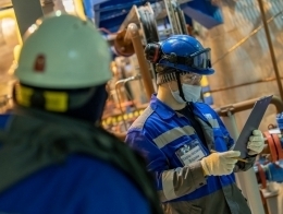 Победитель конкурса среди операторов по добыче нефти и газа Вадим Варшавский выполняет практическое задание